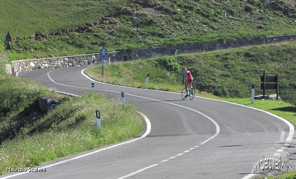 09 Strada del passo. Un uomo solo al comando..JPG